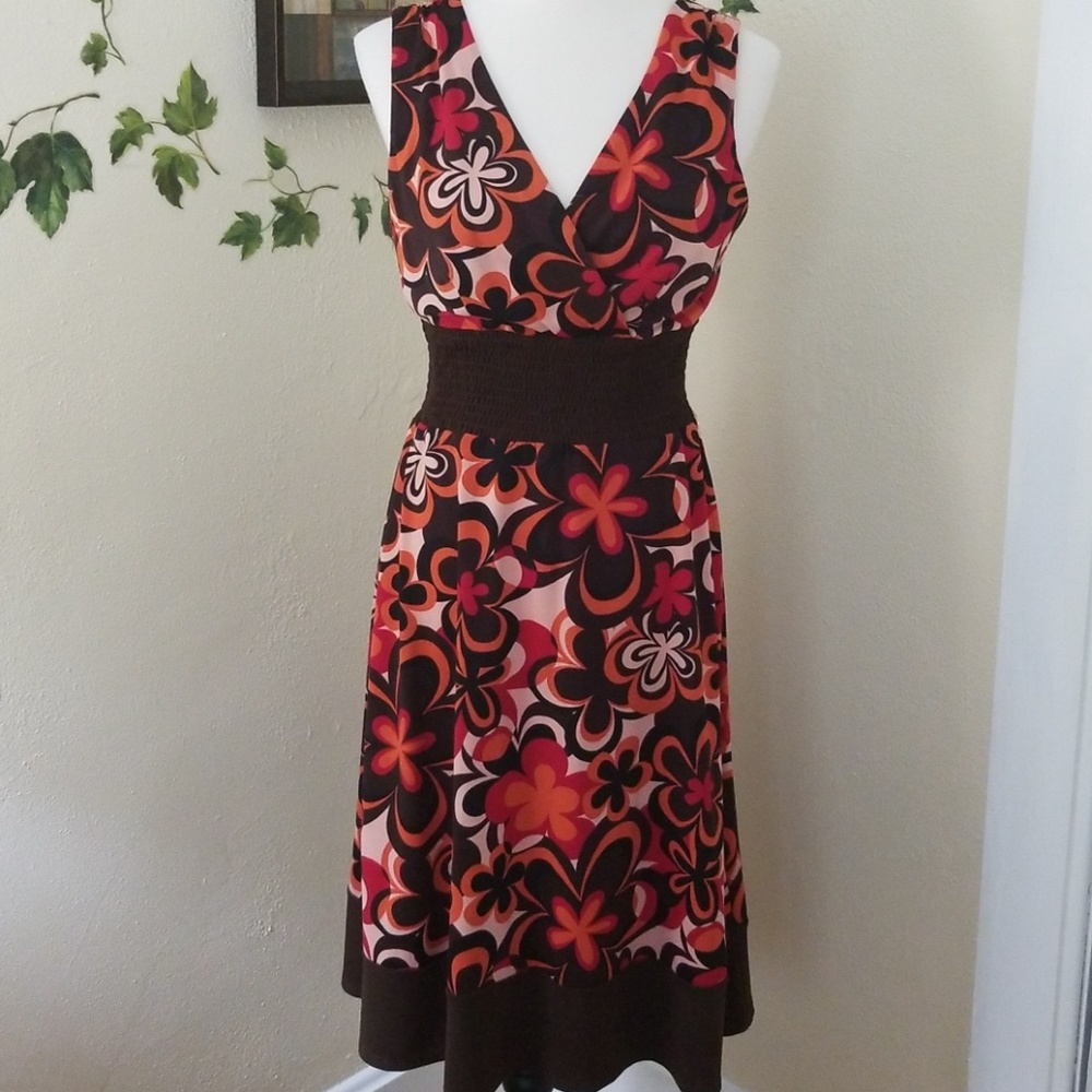 Super cool looking retro print dress